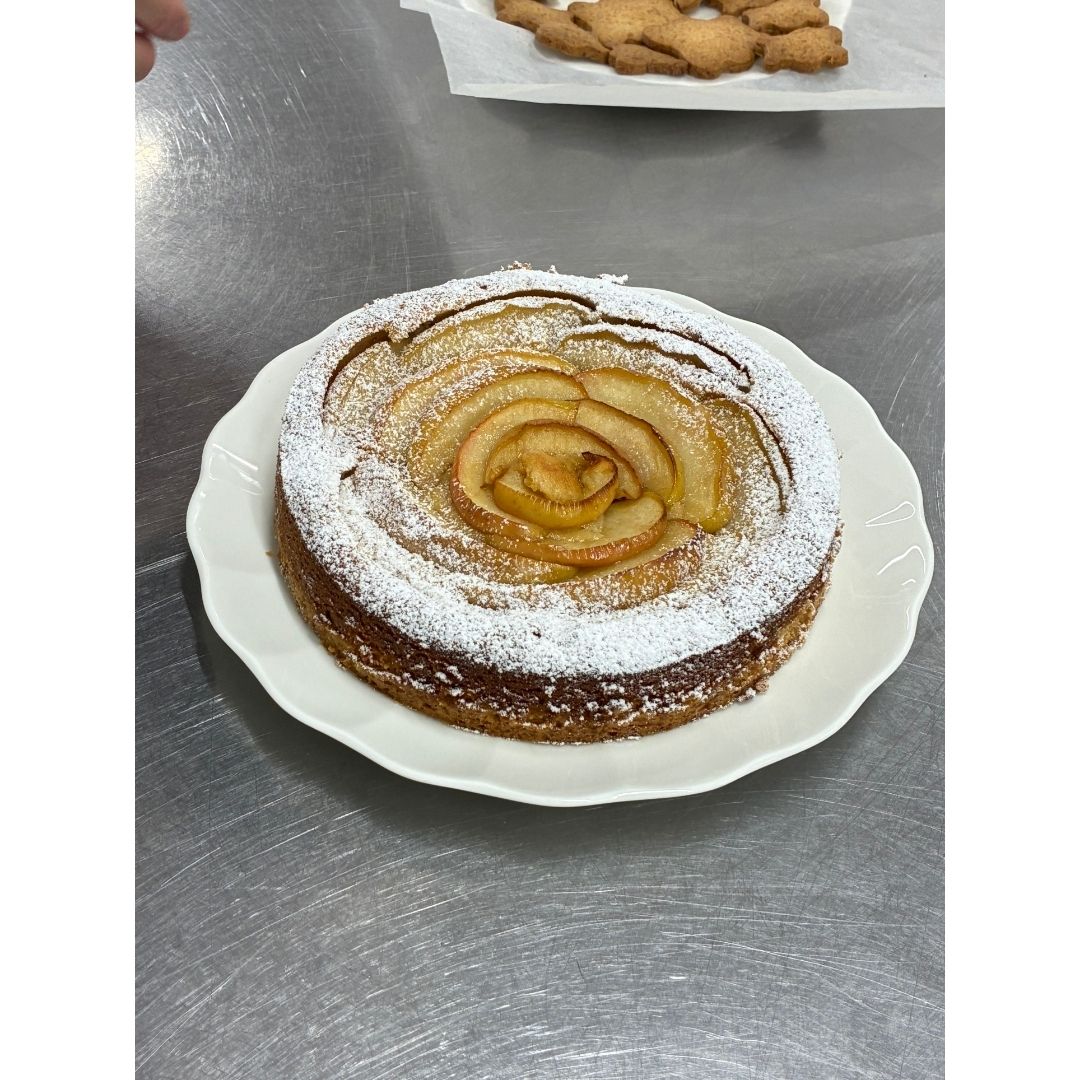 生活環境学科の「製菓実習」の授業で、りんごを使用したタルトを作りました！