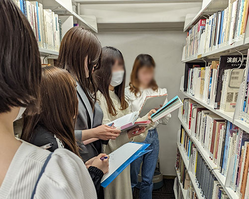 「文学・言語表現研究」３年ゼミ　図書館ツアーを実施しました