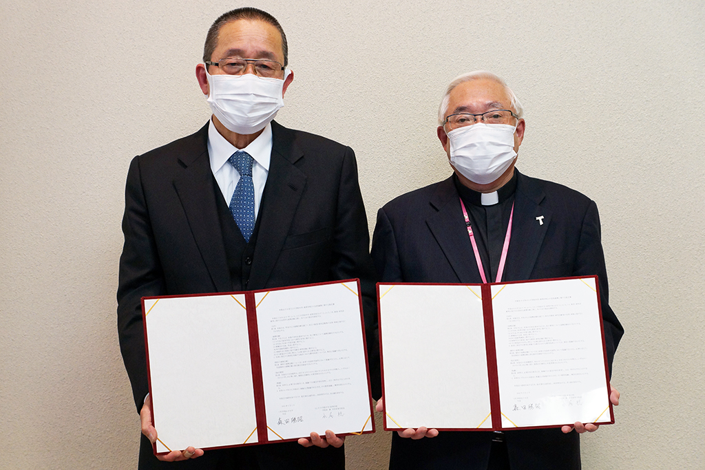 調印後の永尾稔校長と森田勝昭学長