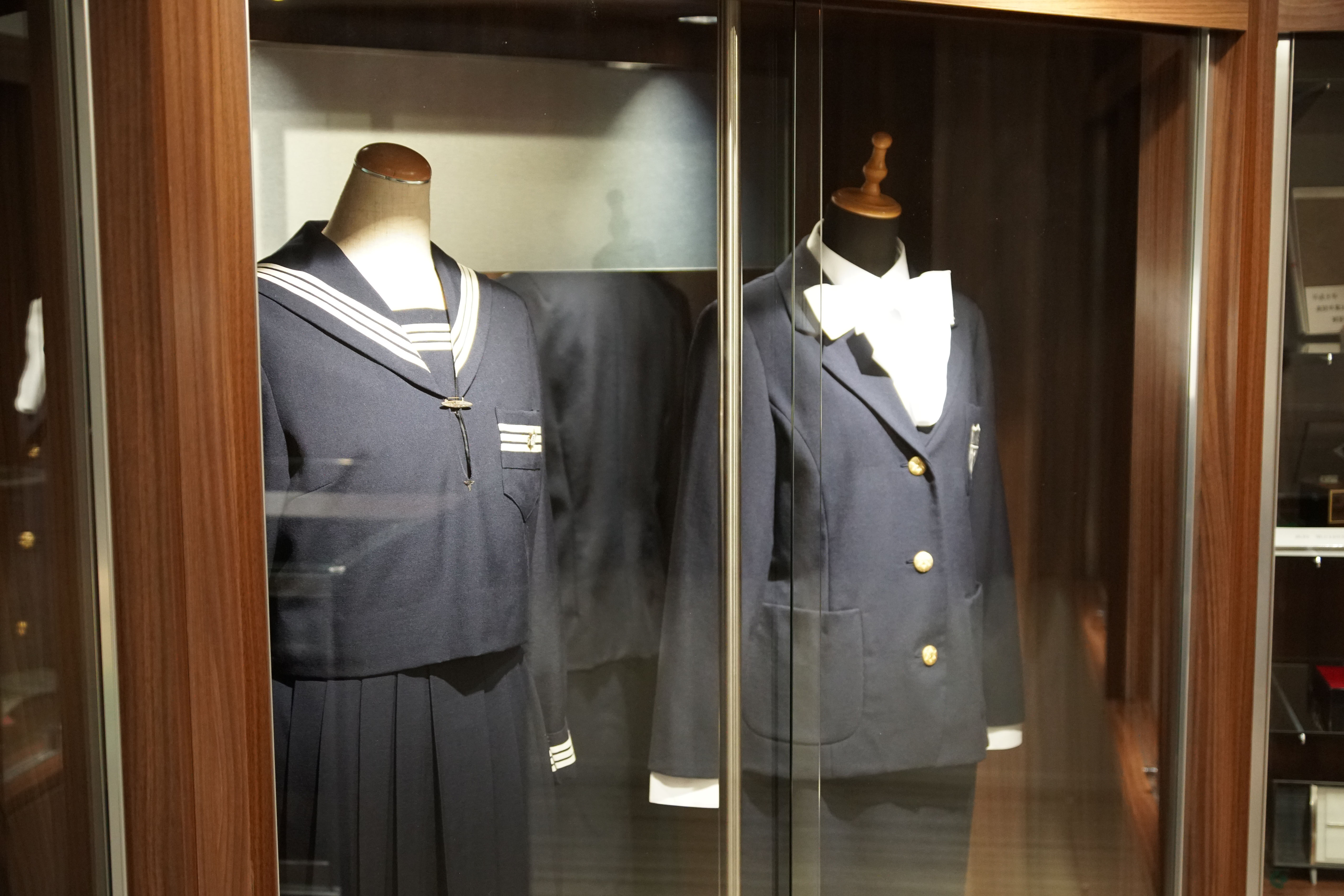 展示室に飾られた中高・大学の制服